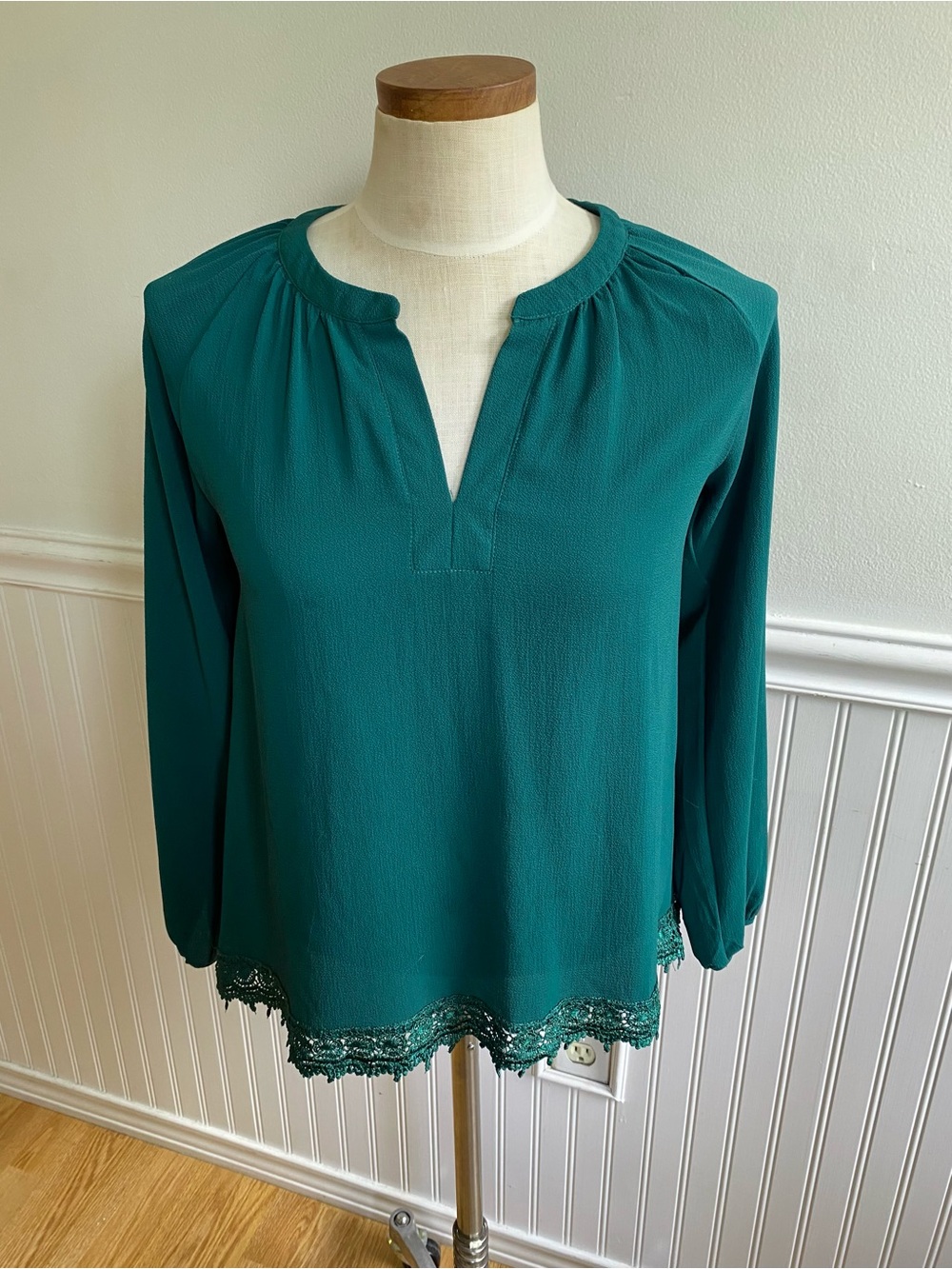 Women's Green Long-Sleeve Peasant Blouse with Lace Hem